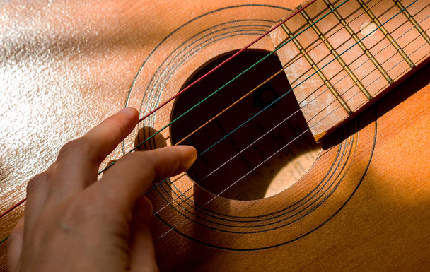 Vingers op gitaarsnaren close-up, selectieve focus - Foto, afbeelding