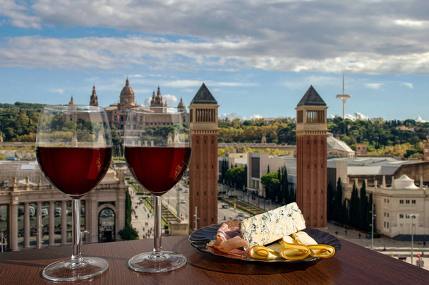 Dvě sklenice vína s masovými a sýrovými občerstveními proti náměstí v Barceloně, Španělsko - Fotografie, Obrázek