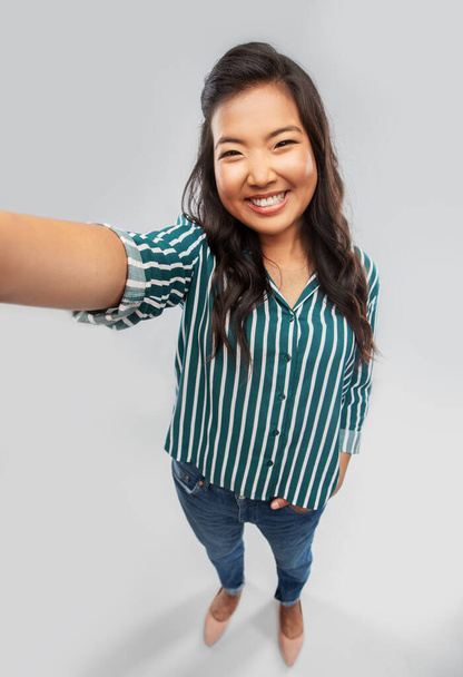 happy smiling asian woman taking selfie - Zdjęcie, obraz