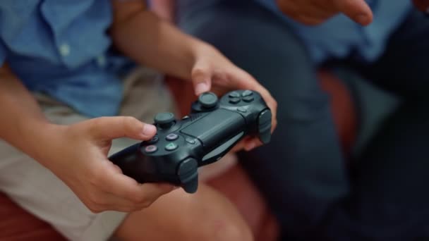 Junge Hände spielen Spiel mit Gamepad. Männliches Kind benutzt Steuerknüppel für Computerspiel - Filmmaterial, Video
