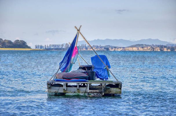 海や水に漂う明るい色を持つ自作のポンツーンボート。それは美しい幸せな文化に似ている - 写真・画像