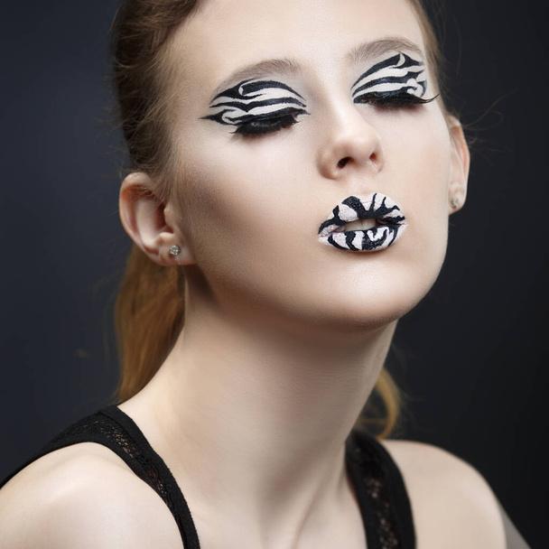 Schönheitsporträt eines Mädchens mit kreativen Make-up-Farben Zebra - Foto, Bild