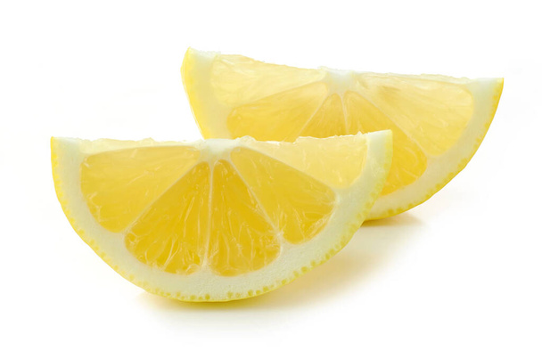 Čerstvé plátky citronu izolované na bílém pozadí - Fotografie, Obrázek