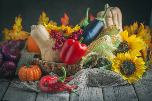 De tafel, versierd met groenten en fruit. Oogstfeest, fijne Thanksgiving. Herfst achtergrond. Selectieve focus. - Foto, afbeelding