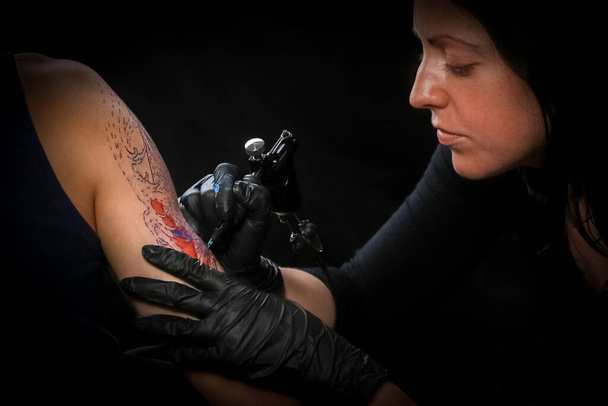 Ženské tattoo umělec dělat tetování na pánskou ruku - Fotografie, Obrázek
