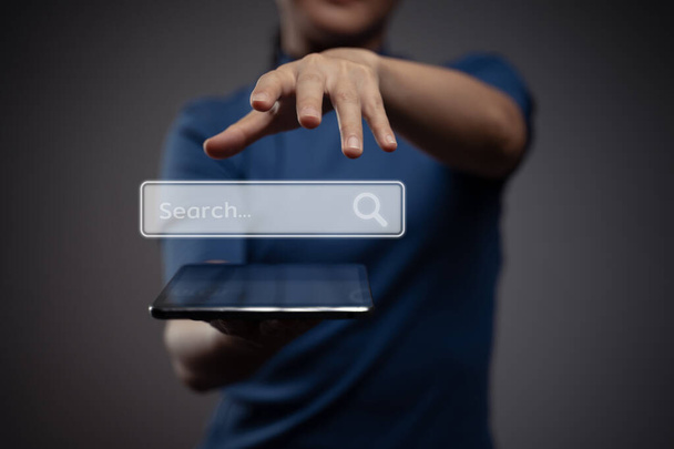 Женщина, использующая планшет для поиска с эффектом голограммы иконки браузера. Изолированный на заднем плане. - Фото, изображение