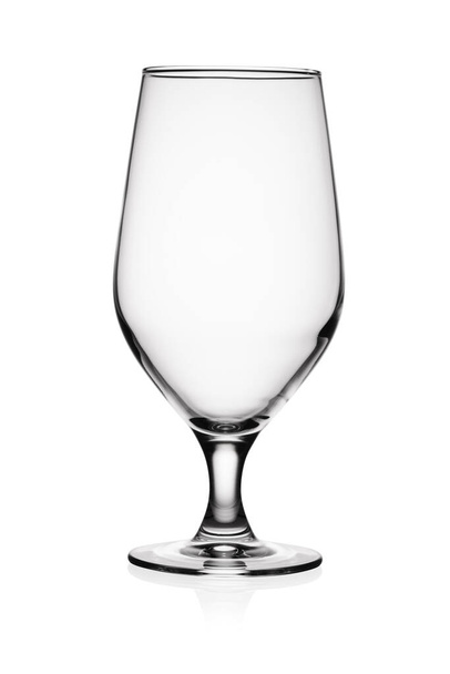 Tazza trasparente vuota per birra isolata su sfondo bianco - Foto, immagini