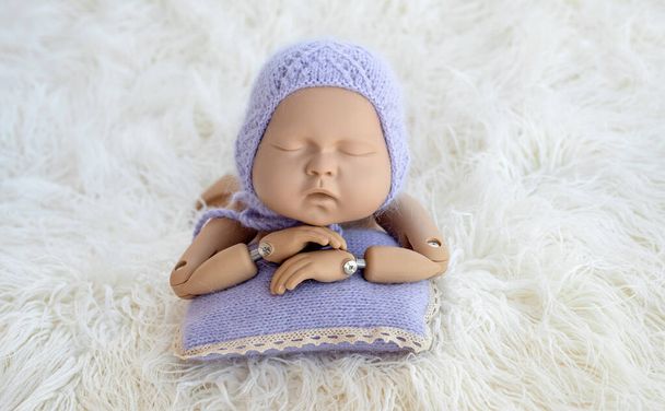 Mannequin of baby posing for photo - Foto, imagen