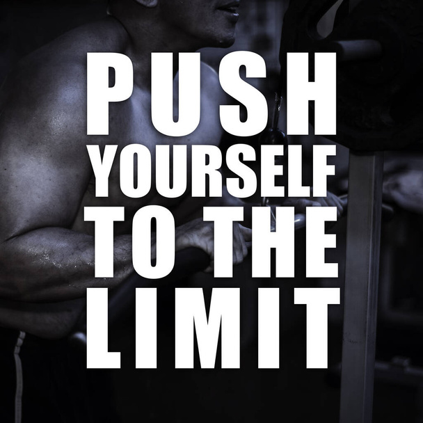 Fitness-Motivationszitat - Push yourself to the limit - mit einem Mann, der Trizeps-Liegestütze als Hintergrund mit Grunge-Effekt macht. - Foto, Bild