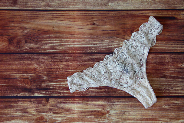 Laço branco calcinha sexy no fundo de madeira com espaço de cópia - Foto, Imagem