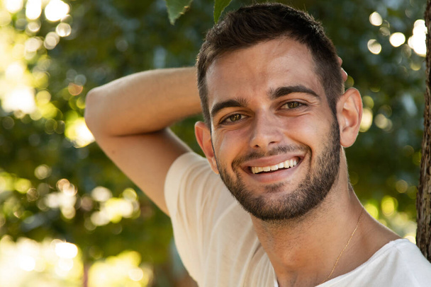 portrait de jeune homme souriant à la barbe - Photo, image