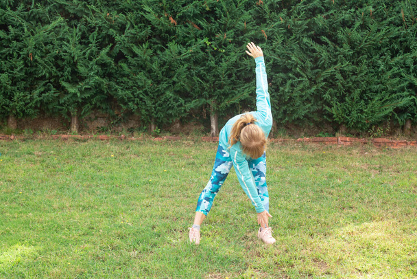 взрослый или пожилая женщина делает упражнения или спорт на открытом воздухе - Фото, изображение