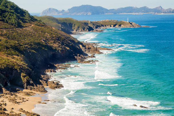 Panoramiczny krajobraz Cabo Home w Pontevedra, Galicja, z Wyspami Ciast - Zdjęcie, obraz