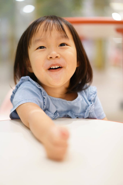 Gros plan de jeune adorable asiatique chinois 3 année vieux fille jouer - Photo, image