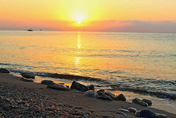 zonsopgang boven de kust met rotsen - Foto, afbeelding
