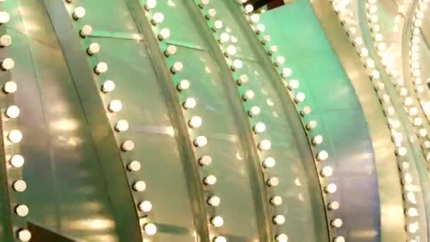 Vieilles lampes électriques télécopiées clignotant et luisant la nuit. Résumé en gros plan de la décoration rétro casino chatoyant à Las Vegas, États-Unis. Ampoules lumineuses de style vintage scintillant sur la rue Freemont - Séquence, vidéo