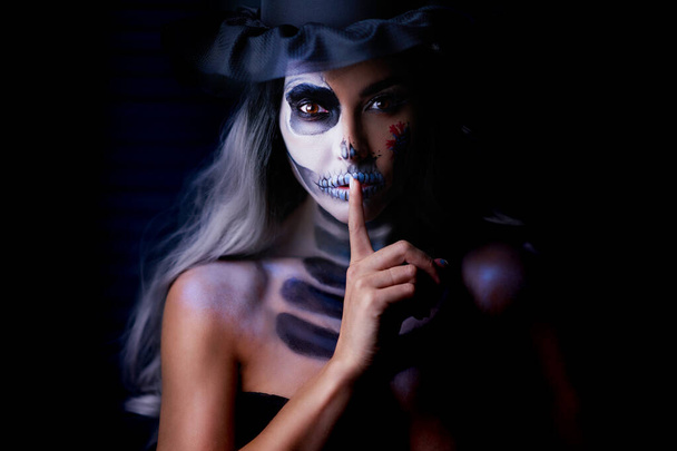 Portrait effrayant de femme dans le maquillage gotique d'Halloween - Photo, image