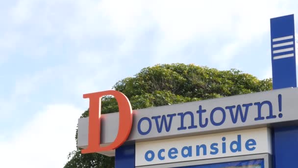 Oceanside tablicy znamionowej i palm. Oside jest popularny amerykański kurort turystyczny, Pacyfik ocean zachodnie wybrzeże, San Diego County, Kalifornia USA. Nazwa miasta wakacji i turystyki na wybrzeżu - Materiał filmowy, wideo