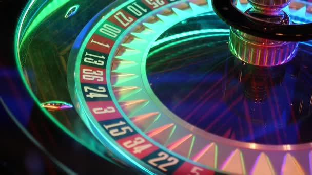 Fransa stili rulet masası Las Vegas, ABD 'de oynanan para için. Şans oyunu oynamak için siyah ve kırmızı sektörlü dönen çarklar. Rastgele algoritma, kumar ve bahis sembolü ile tehlikeli eğlence - Video, Çekim