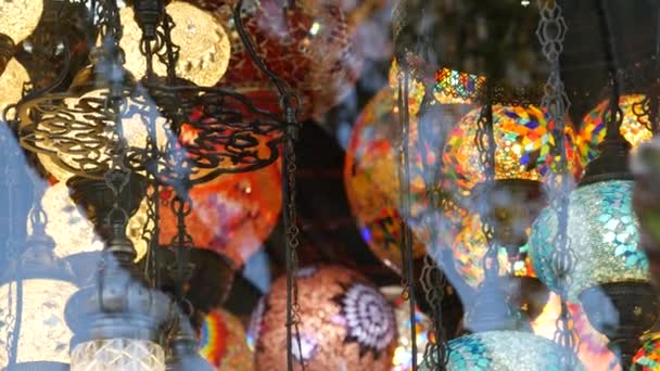 Värikkäät turkkilaiset lamput lasimosaiikista hehkuvat. Arabia monivärinen aito retro tyyli valot. Monet valaistut marokkolaislyhdyt. Itämainen islamilainen Lähi-idän sisustus. Kiiltävä folk shop - Materiaali, video