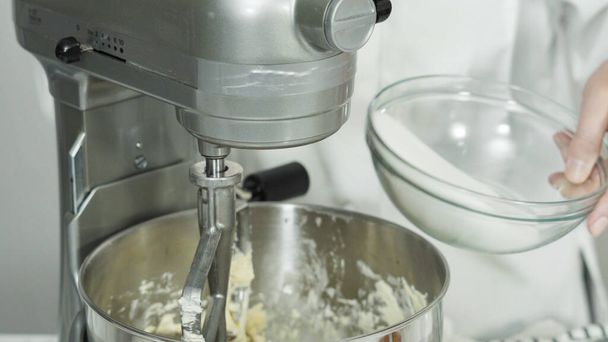 Paso a paso. Mezclar los ingredientes en la batidora de cocina de pie para hornear galletas de azúcar. - Foto, imagen