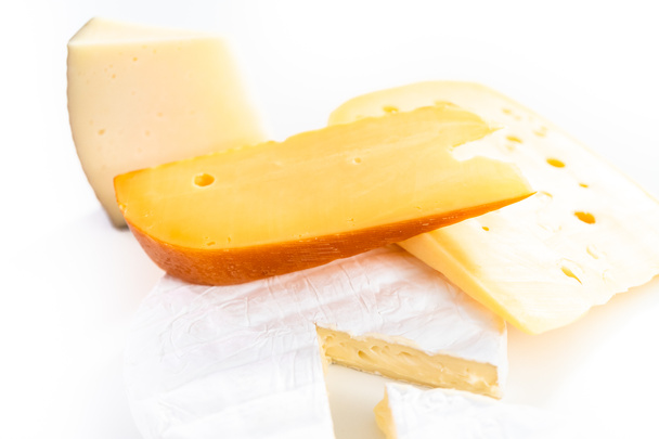 Beyaz arkaplanda geniş kama gurme peyniri çeşitliliği. - Fotoğraf, Görsel