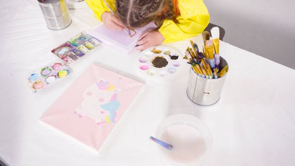 遠くの学習アートプロジェクトのための彼女の母親とキャンバス上のアクリル絵具と女の子の絵. - 写真・画像