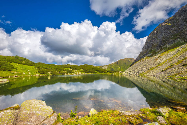 Lago di montagna nella zona di Rohace del Parco Nazionale dei Tatra, Slovacchia, Europa. - Foto, immagini