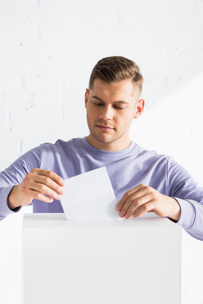  a szavazólapot a szavazófülkébe helyezõ férfi - Fotó, kép