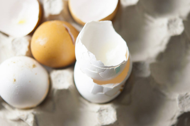 muchos huevos de cáscara esparcidos en el huevo de cartón - Foto, Imagen