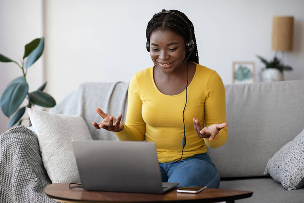 Online Tutoring käsite. Ystävällinen Afrikkalainen Lady Tutor ottaa videopuhelu Laptop - Valokuva, kuva