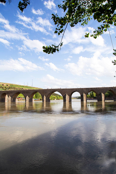 Most Dicle (po turecku: Dicle Kprs; po kurdyjsku: Pira Dehder) - historyczny most w Diyarbakr nad rzeką Tygrysem (po turecku: Dicle) w południowo-wschodniej Turcji.. - Zdjęcie, obraz