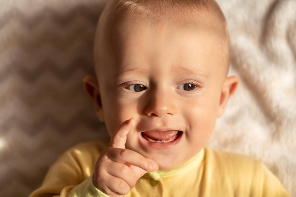Kapalı yüz önce bebek dişleri, bebeğin ilk iki dişi, bebeklerin mutluluğu, dünyayı keşfetmek, neşe, çocukluk, psikoloji, portre kavramları.. - Fotoğraf, Görsel