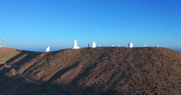 Widok z lotu ptaka. Kosmiczne Obserwatorium w pobliżu wulkanu Teide na Teneryfie, Wyspy Kanaryjskie, Hiszpania. - Materiał filmowy, wideo
