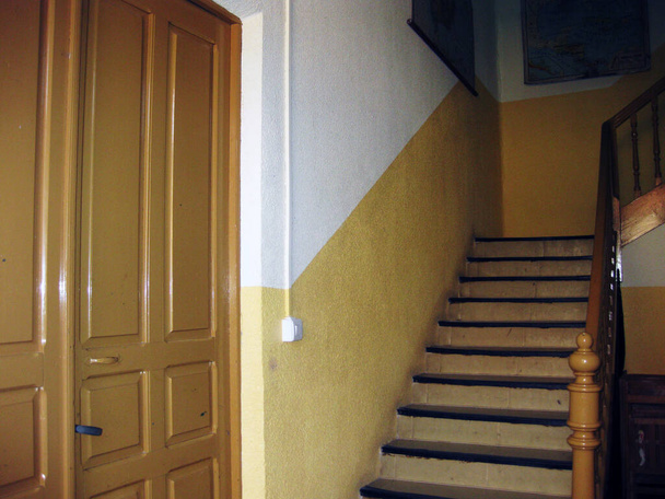 旧学校の階段. - 写真・画像