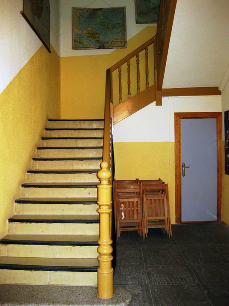 旧学校の階段. - 写真・画像