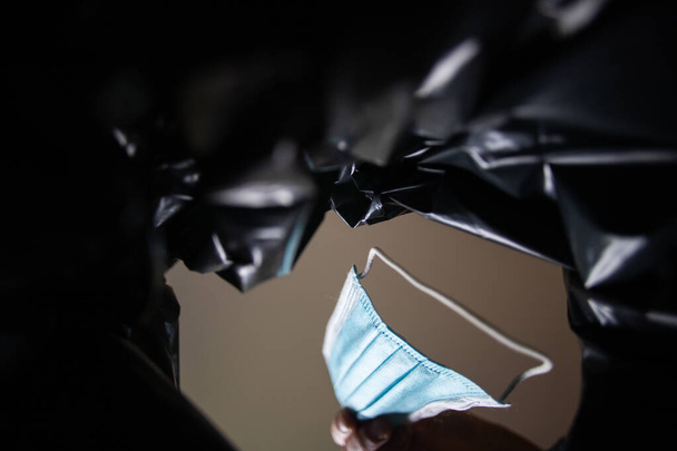 Tıbbi maske çöp kutusunda - Fotoğraf, Görsel