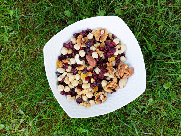noix mélangées avec des raisins secs sur une image bol en céramique - Photo, image