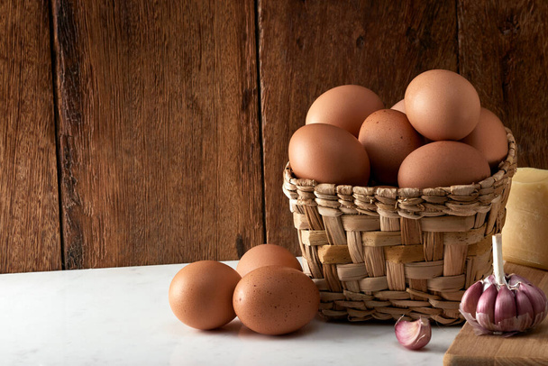 Kori punaiset munat maalaismainen tausta ja pää, jos valkosipuli - Valokuva, kuva