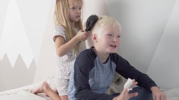 Die kleine Schwester kämmt die Haare der Ältesten - Filmmaterial, Video