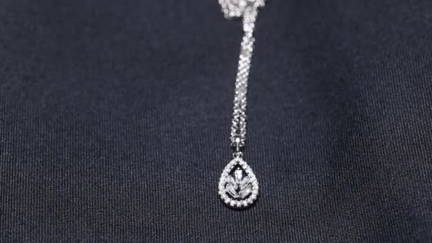 Een ketting met een prachtige glanzende diamanten hanger. - Video