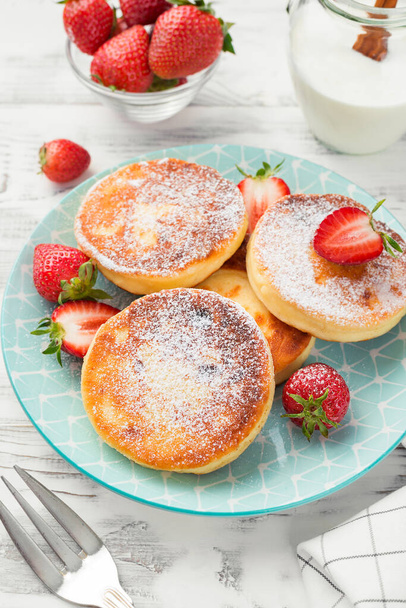 Cottage pancake con fette di fragola su sfondo bianco per la prima colazione. - Foto, immagini