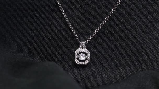Um colar com um belo pingente de diamante brilhante - Filmagem, Vídeo