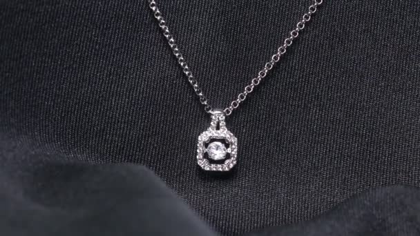 Ожерелье с бриллиантовым кулоном - Кадры, видео