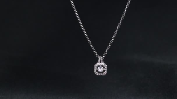 Un collier avec un magnifique pendentif en diamant brillant. - Séquence, vidéo
