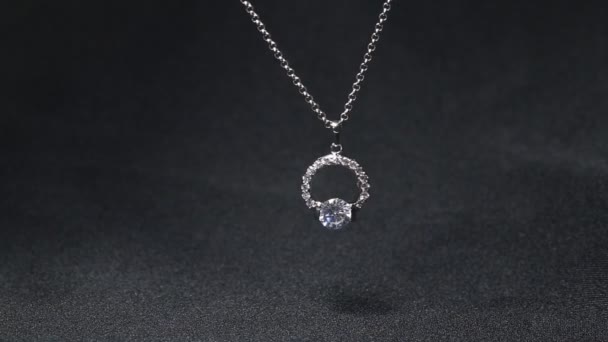Un collier avec un magnifique pendentif en diamant brillant. - Séquence, vidéo