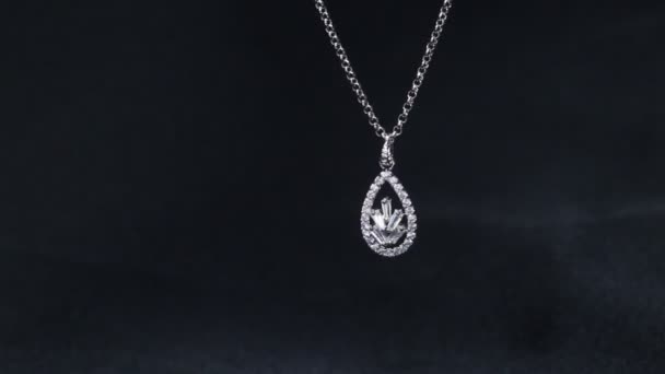 Una collana con un bellissimo ciondolo di diamanti brillanti. - Filmati, video