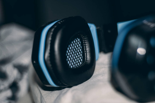 Delhi, India - October 05, 2020 : boAt Rockerz 510 Bluetooth Headphone with Thumping Bass, Up to 10H Playtime, Dual Connectivity Modes, Easy Access Controls and Ergonomic Design - 写真・画像