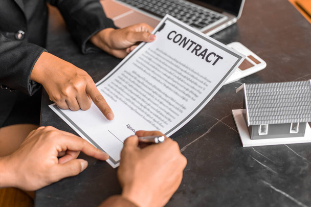 Real estate agent of sales manager heeft voorgesteld voorwaarden aan klanten die huis koopovereenkomsten te ondertekenen met de verzekering, Overeenkomst om het koopcontract concept te ondertekenen. - Foto, afbeelding