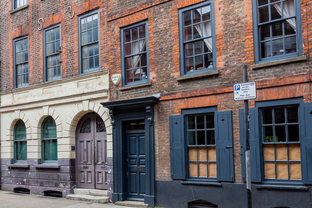 London, Großbritannien, 1. Juli 2012: Das georgische Reihenhaus in Spitafields war einst die Heimat eines wohlhabenden hugenottischen Seidenhändlers und ist ein beliebtes Reiseziel für Touristen. Archivbild - Foto, Bild